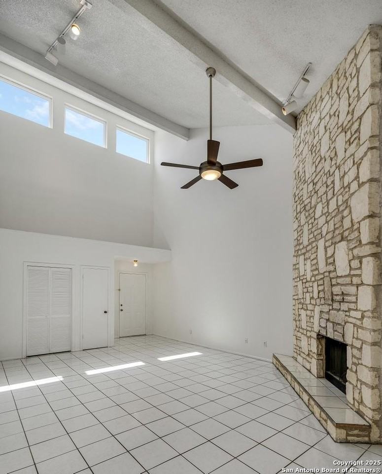 8421 Echo Creek Ln - Photo 4 of 22
