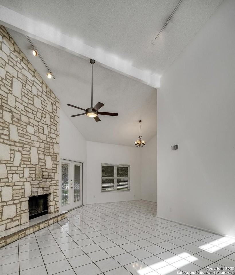 8421 Echo Creek Ln - Photo 5 of 22