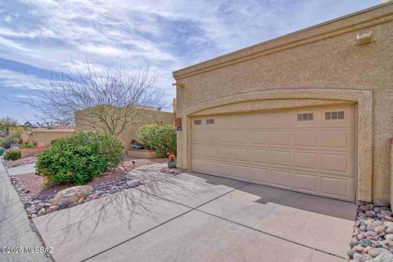 1232 E Camino Diestro - Photo 3 of 39