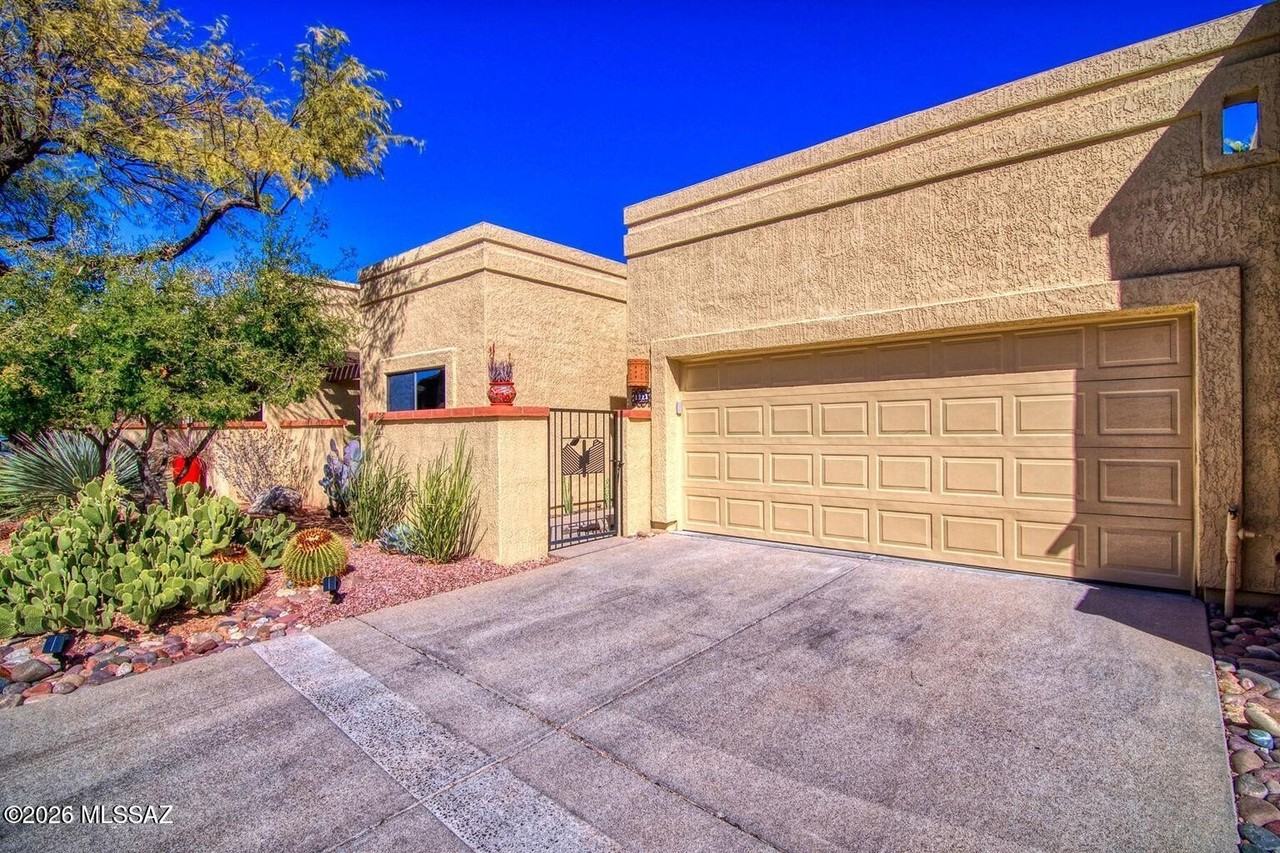 1223 E Camino Diestro - Photo 2 of 40