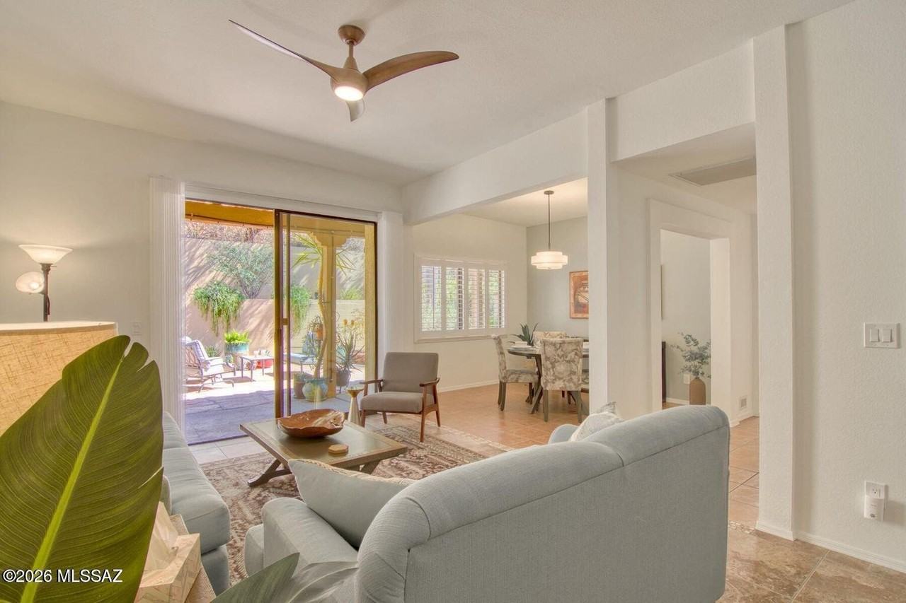 1223 E Camino Diestro - Photo 7 of 40