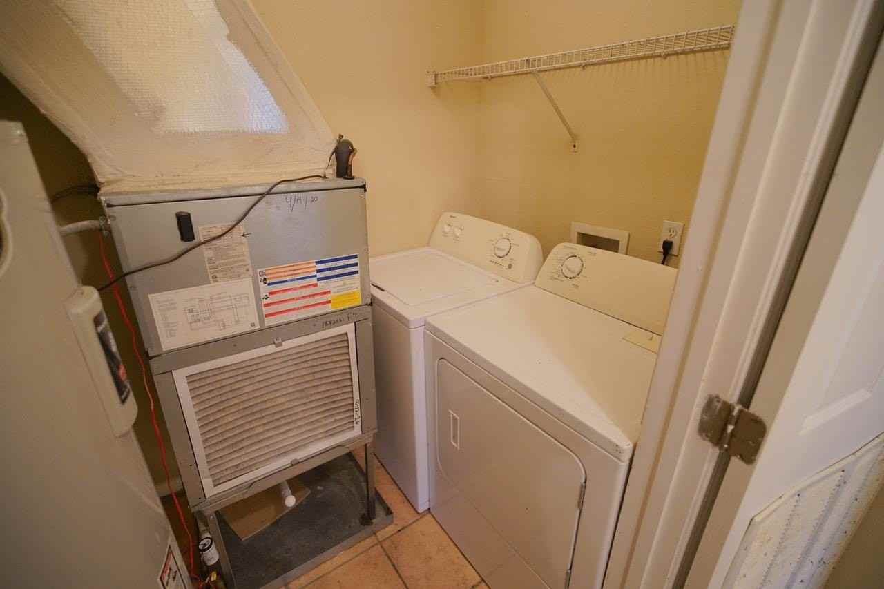 845 W Georgia St #1 - Photo 3 of 32