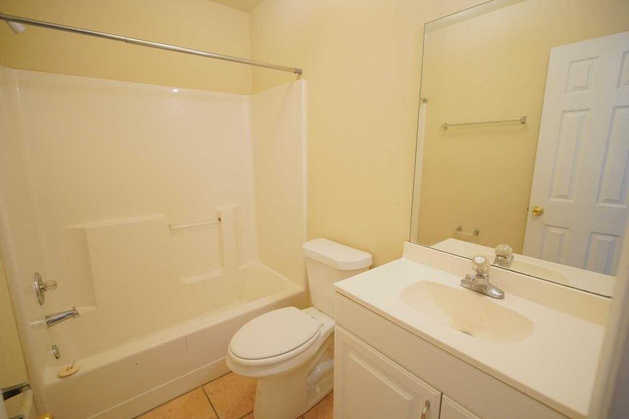 845 W Georgia St #1 - Photo 6 of 32