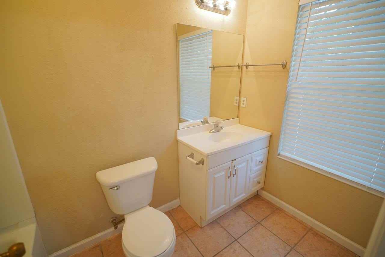 845 W Georgia St #2 - Photo 4 of 35