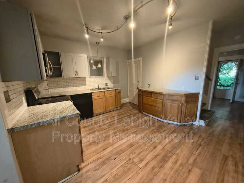 934 Vernon St - Photo 2 of 12