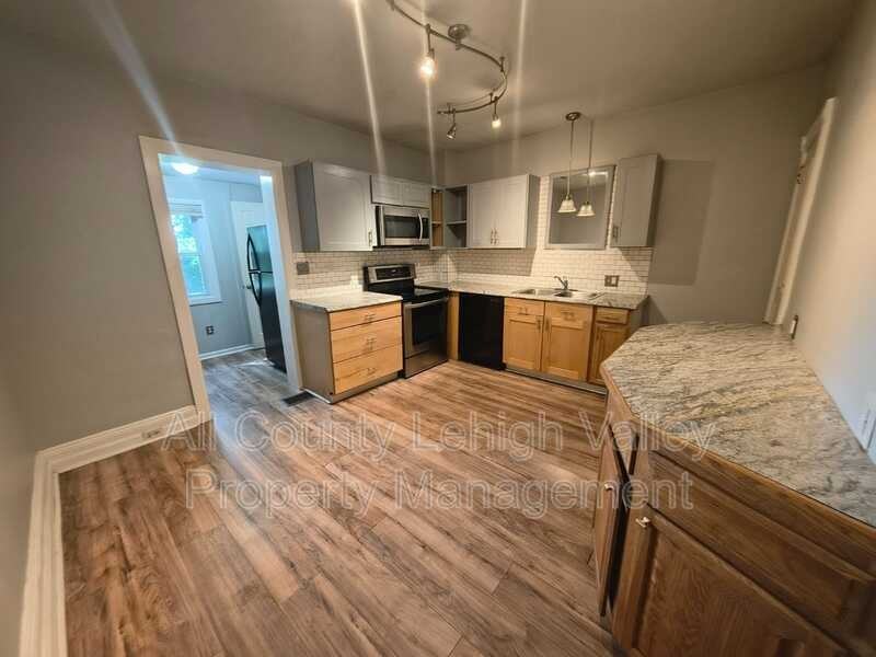 934 Vernon St - Photo 3 of 12