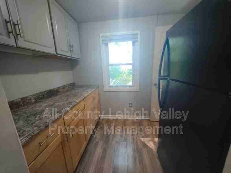 934 Vernon St - Photo 4 of 12