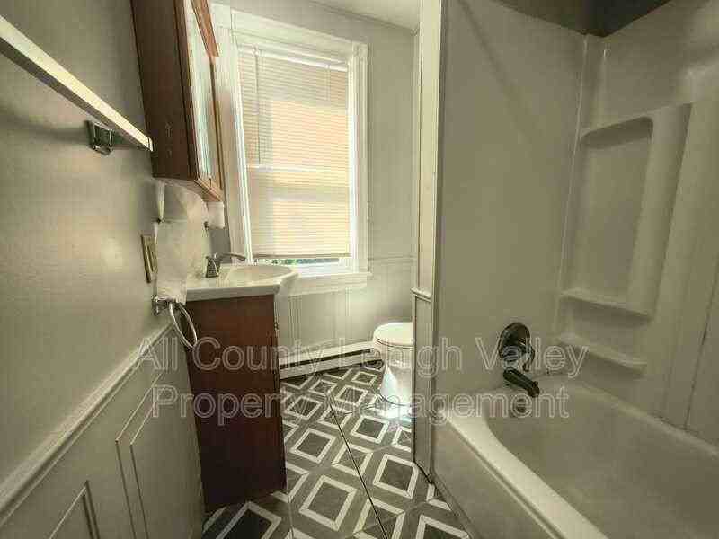 934 Vernon St - Photo 6 of 12