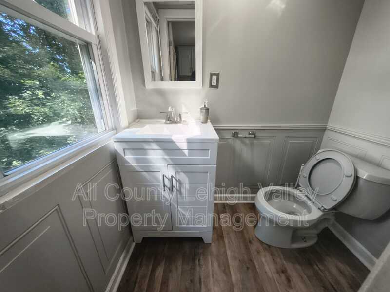 934 Vernon St - Photo 7 of 12