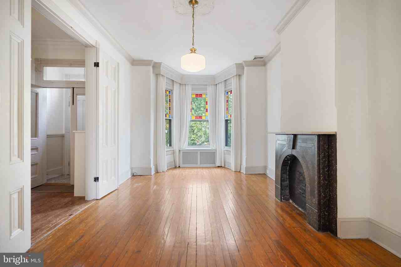 405 Constitution Ave Ne #A - Photo 3 of 22