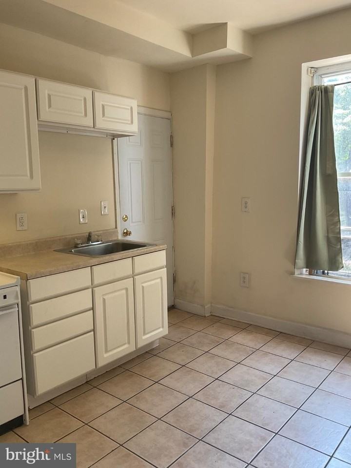 2525 Barclay St - Photo 5 of 20