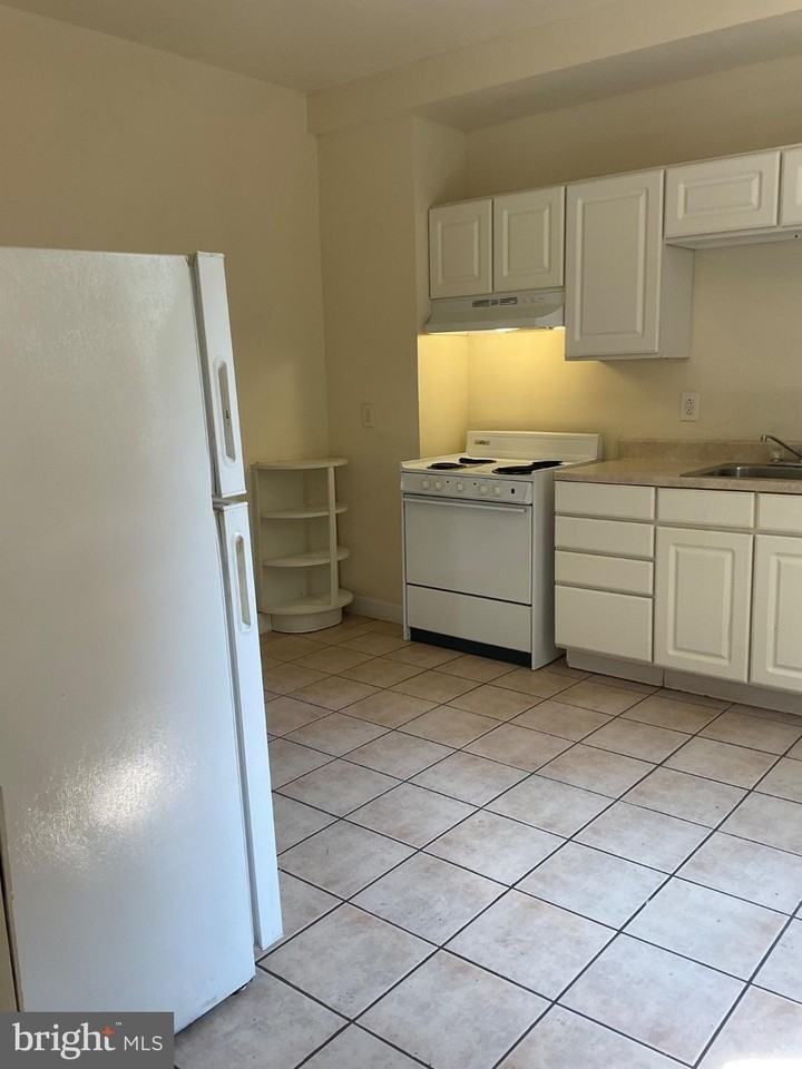 2525 Barclay St - Photo 6 of 20