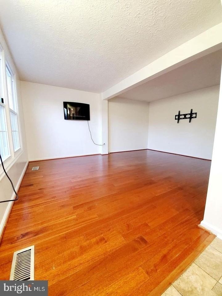 24 Ramsgate Ct - Photo 5 of 50