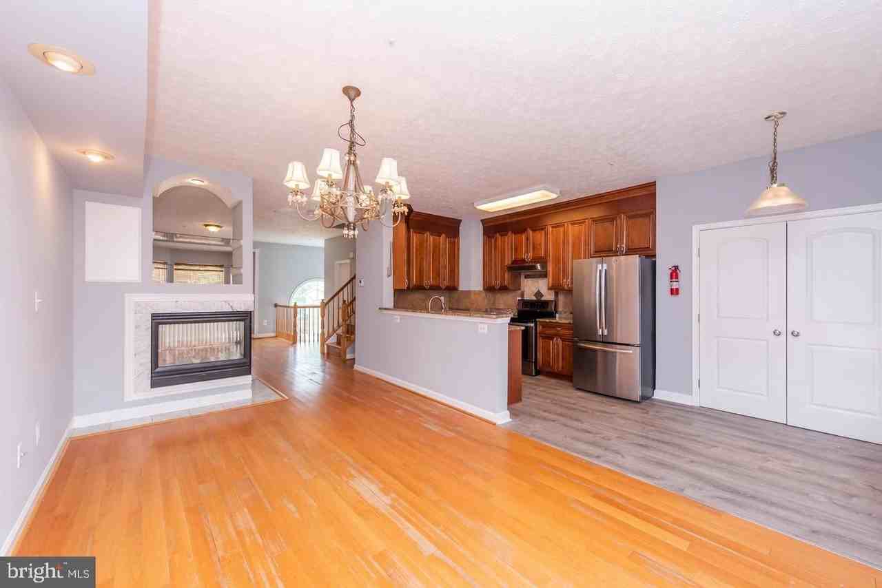 8404 Oak Meade Way - Photo 4 of 17
