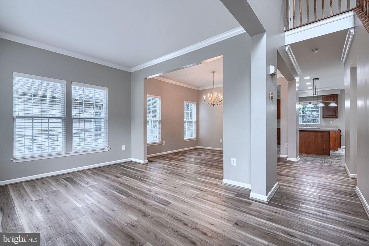7211 Lyndsey Way - Photo 3 of 35