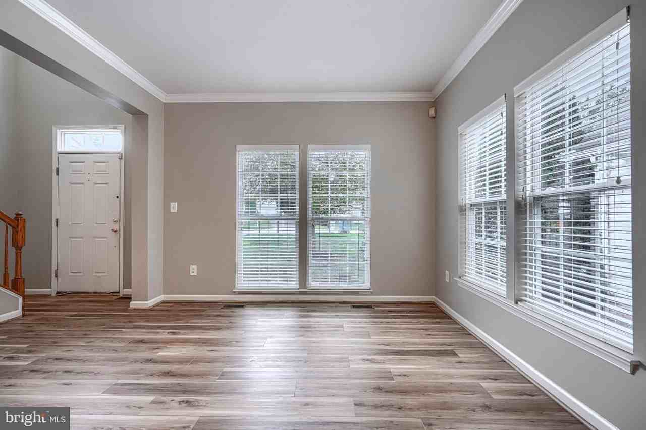 7211 Lyndsey Way - Photo 4 of 35