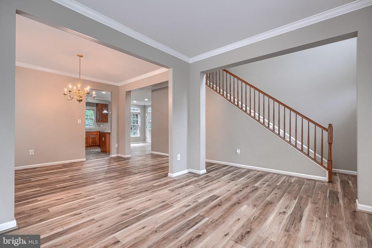 7211 Lyndsey Way - Photo 5 of 35
