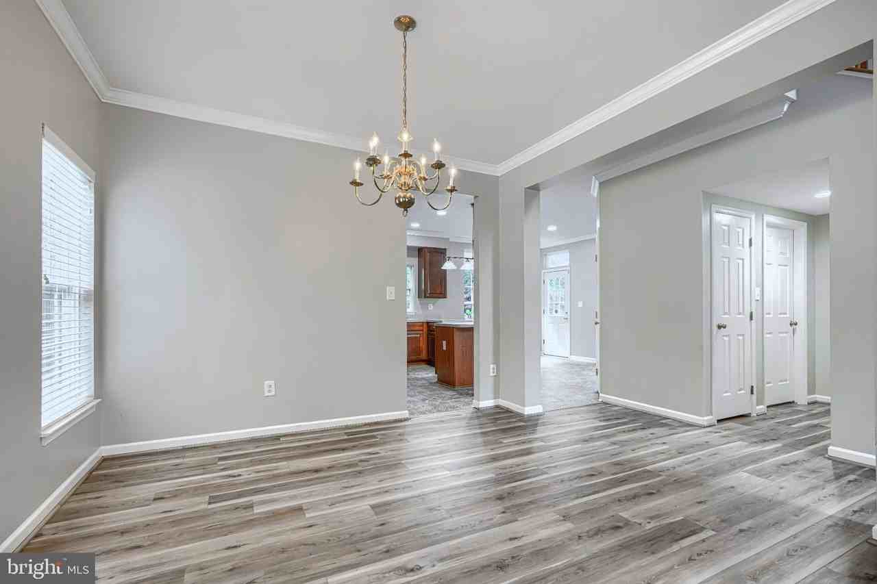 7211 Lyndsey Way - Photo 6 of 35