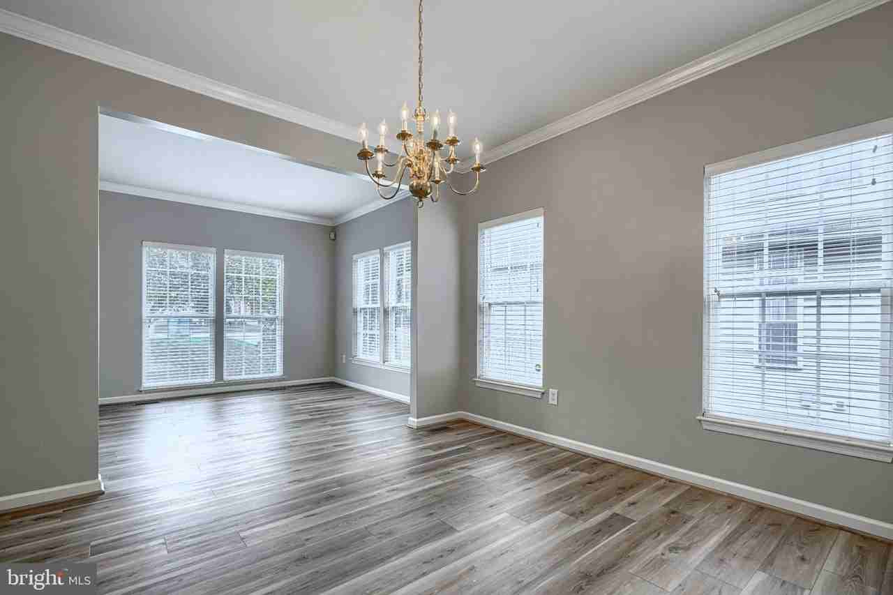 7211 Lyndsey Way - Photo 7 of 35