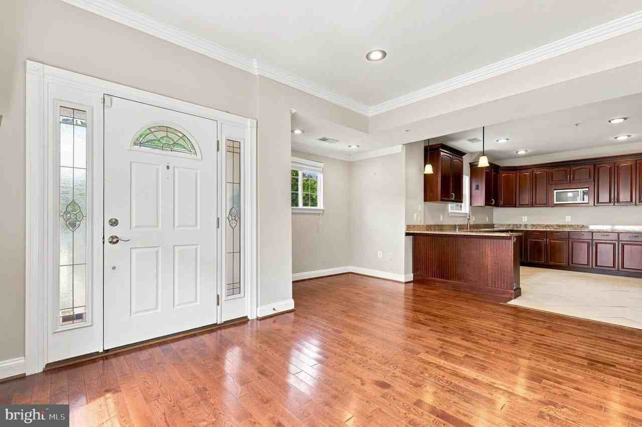 10717 Bentley Ln - Photo 3 of 40