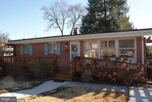 featured image of 4 Rosanne Ln