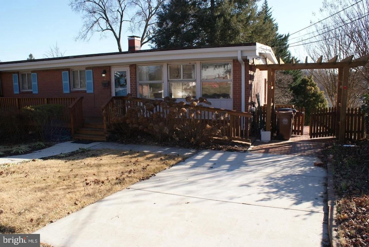 4 Rosanne Ln - Photo 2 of 42