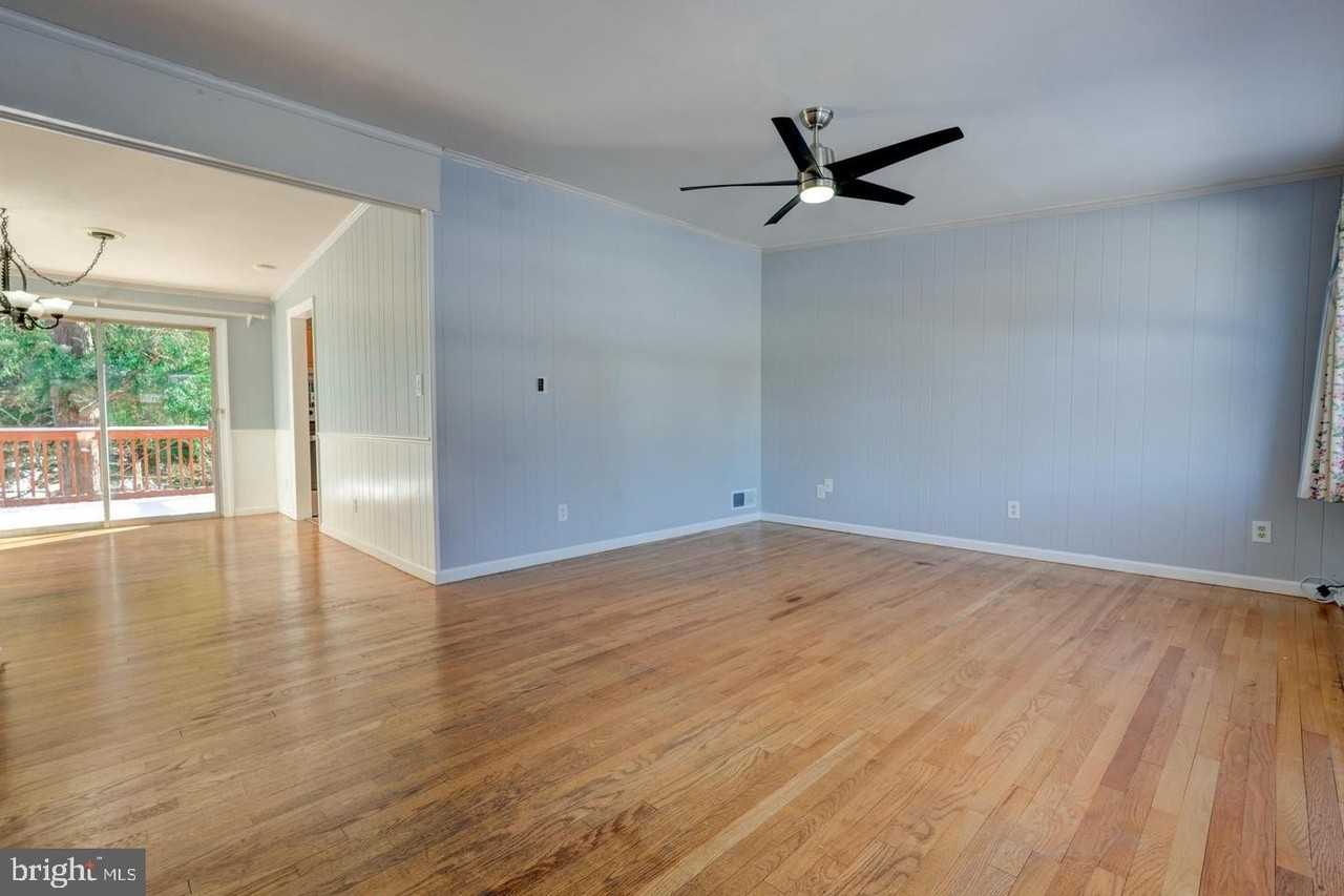 4 Rosanne Ln - Photo 5 of 42