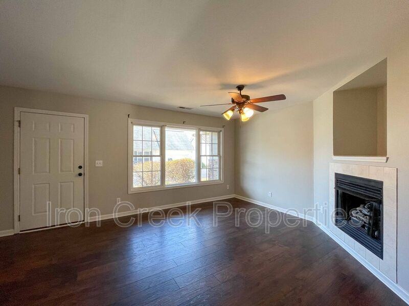 100 Rotunda Cir - Photo 3 of 18