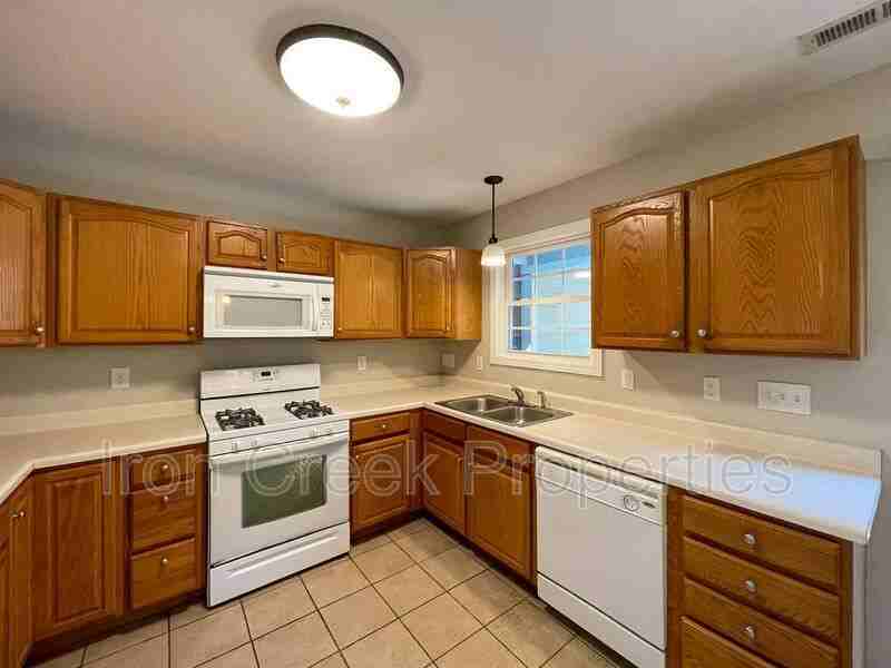 100 Rotunda Cir - Photo 6 of 18