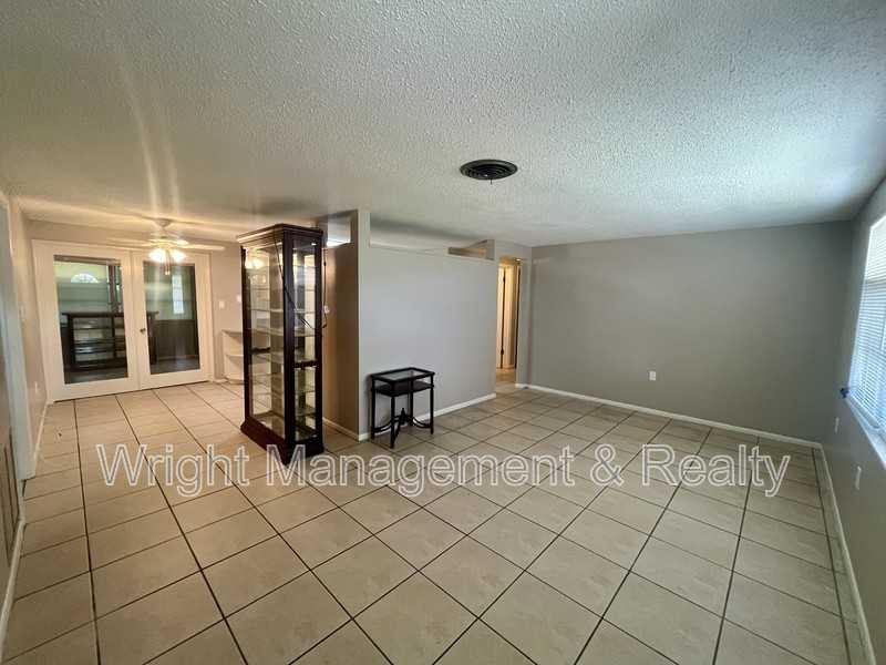 5033 Farley Dr - Photo 6 of 25