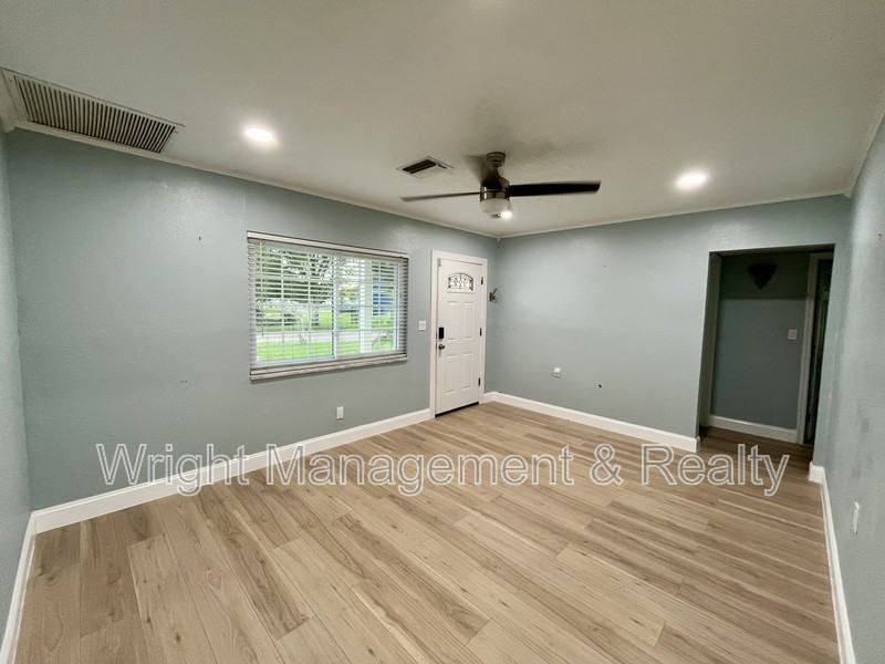 8330 Waverly Rd N - Photo 3 of 26