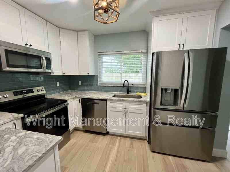 8330 Waverly Rd N - Photo 5 of 26