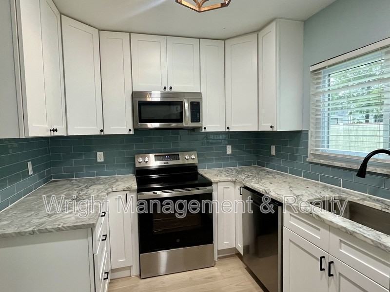 8330 Waverly Rd N - Photo 6 of 26