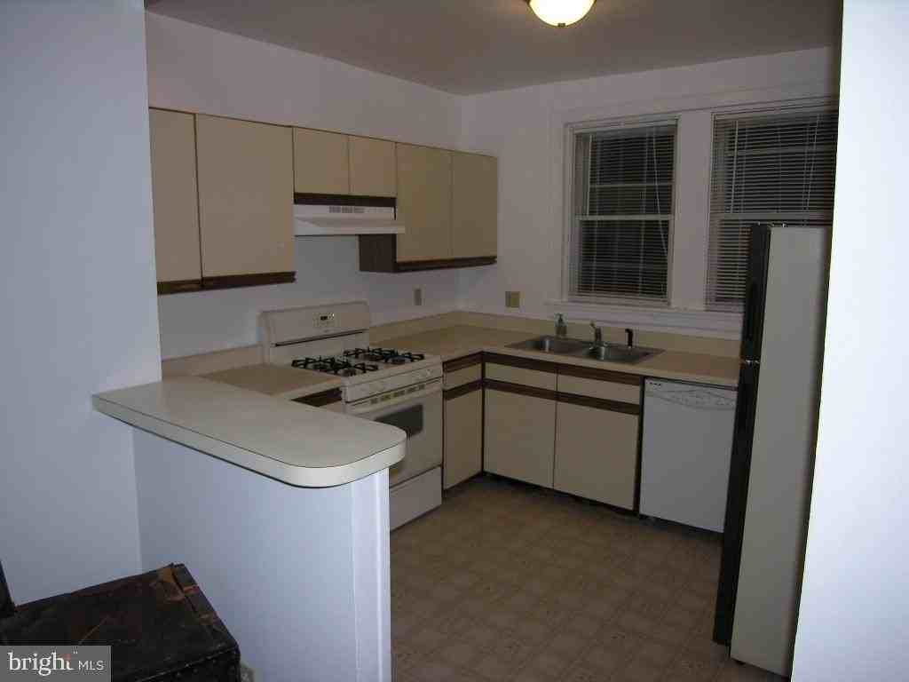 577 Green Ln - Photo 3 of 7
