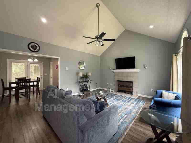 14 Lindsay St - Photo 2 of 10