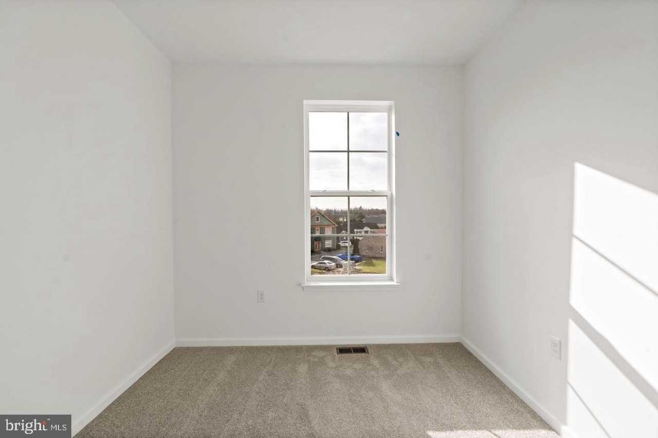 646 Hemsworth Ln - Photo 7 of 50