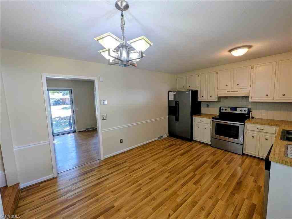 1004 Renee Dr - Photo 5 of 26