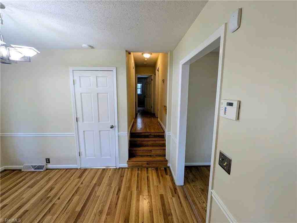 1004 Renee Dr - Photo 6 of 26