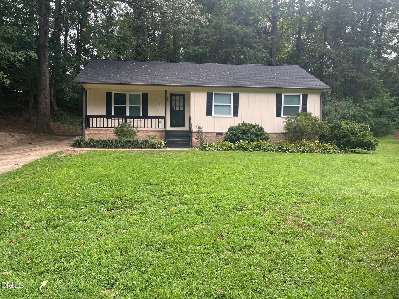 1221 Roundtree Ct - Photo 2 of 11