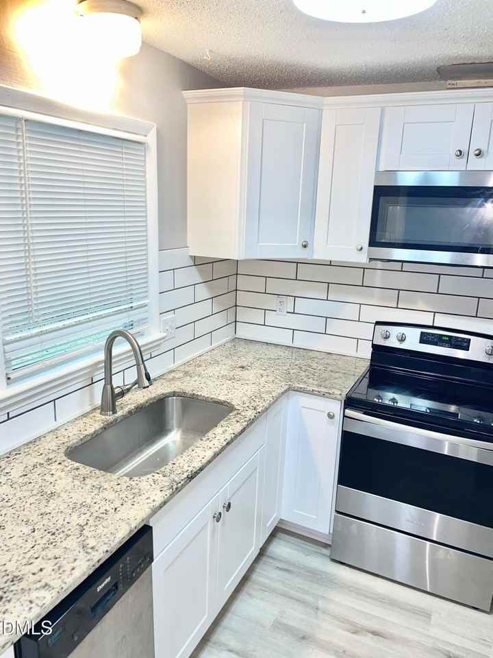 1221 Roundtree Ct - Photo 3 of 11