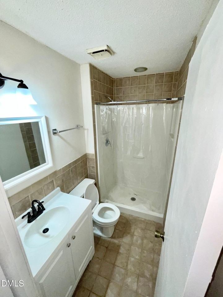 1221 Roundtree Ct - Photo 7 of 11