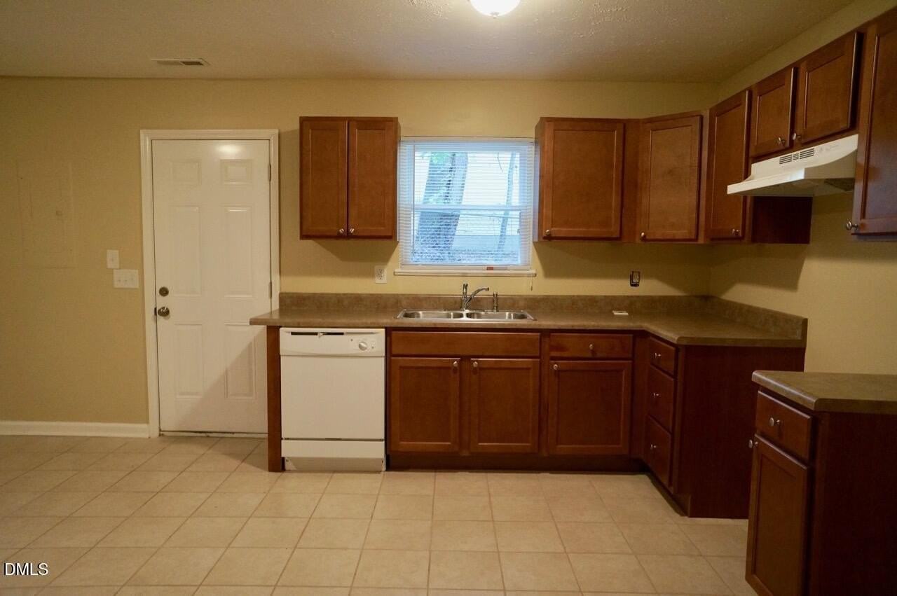 1208 Seabrook Rd - Photo 5 of 15