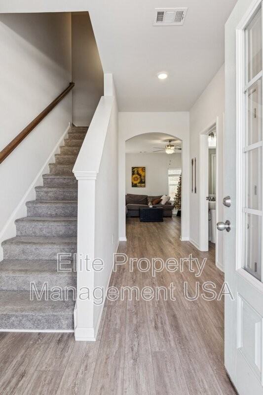 566 Skye Dr - Photo 2 of 20
