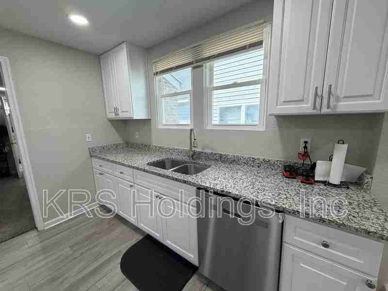 1709 Freeney Ave - Photo 4 of 11
