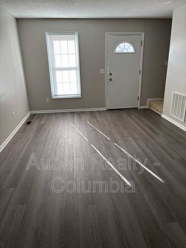 7 Londonderry Sq - Photo 2 of 8