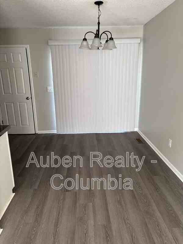 7 Londonderry Sq - Photo 3 of 8