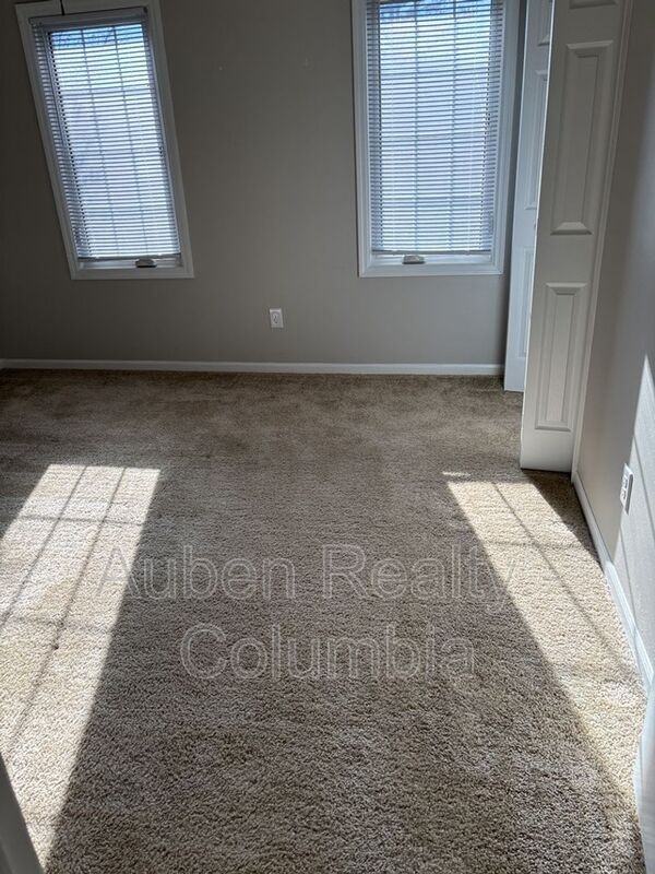 7 Londonderry Sq - Photo 4 of 8