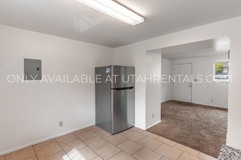 1052 S Virginia Cir - Photo 4 of 19