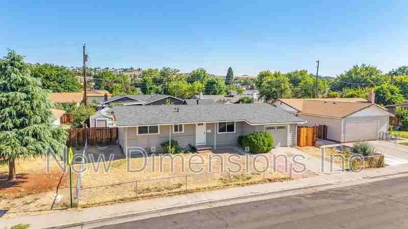 2565 Pequop St - Photo 3 of 44