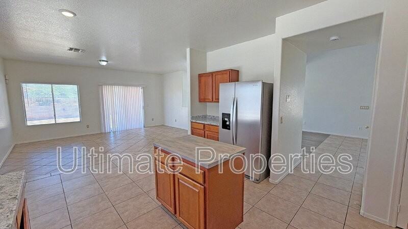 6431 W Whyman Ave - Photo 6 of 22